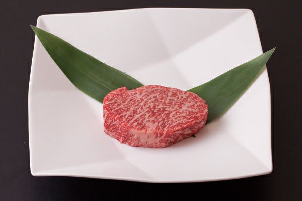 A5等級松阪牛トビ級ロース芯ステーキ 200g×1枚～ | 松阪牛の長太屋